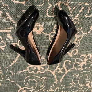 7 1/2 black Nine West heels!